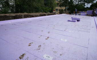 Isolatiesysteem vormt tevens tolerantieloze bekisting - Ook bij geringe bouwdiepte optimale fundering mogelijk Isolatiesysteem vormt tevens tolerantieloze bekisting - Ook bij geringe bouwdiepte optimale fundering mogelijk